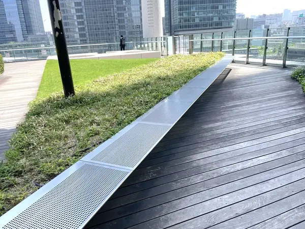 屋上庭園のベンチ