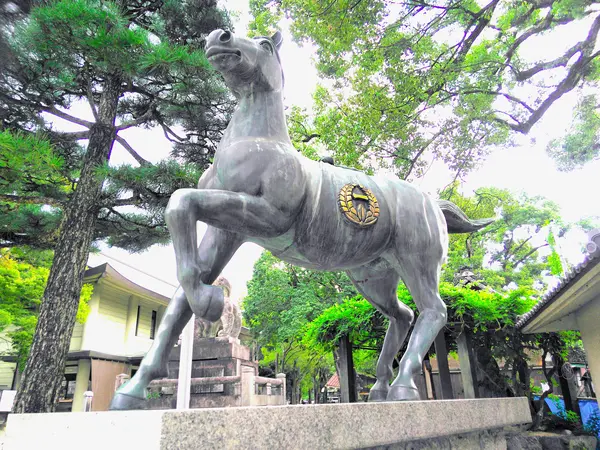 躍動感ある神馬像
