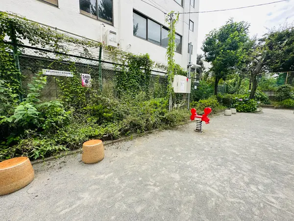 小さな椅子と遊具