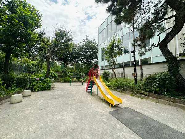 滑り台・鉄棒があります