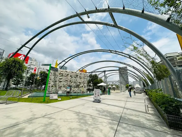 ボルダリングやビーチバレーができます