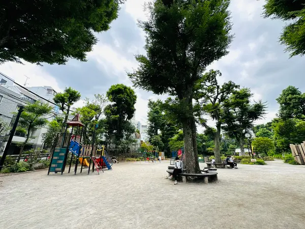 遊具やベンチがあります