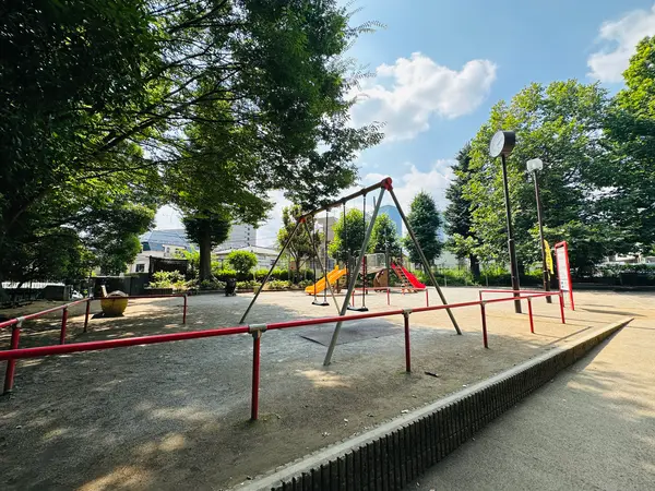 ブランコ、滑り台があります