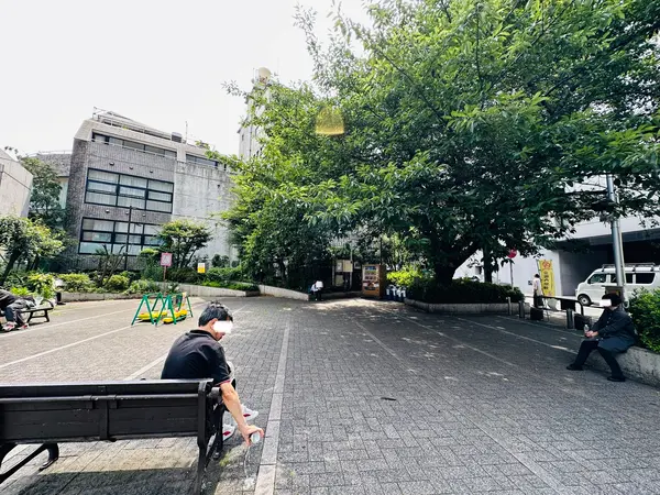 ベンチがいくつかと、自動販売機、ゴミ箱あり