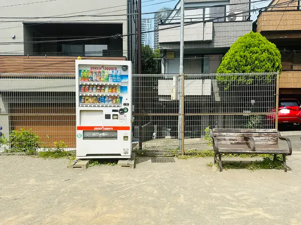 自動販売機、ベンチあり