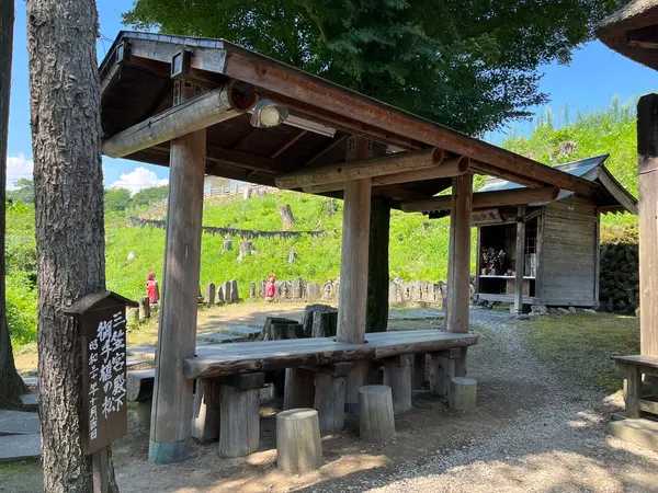 お堂の隣に小さな祠とお地蔵さんが並んでいます