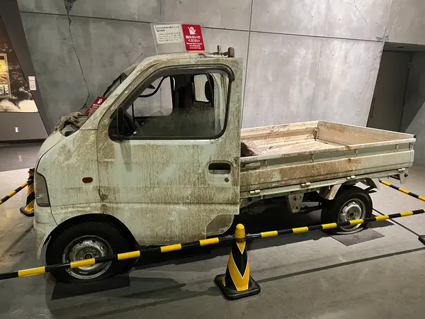 噴石で破壊された車