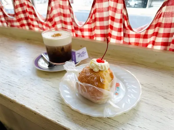 【クリームドーナツ 461円／ウインナーコーヒー 700円】