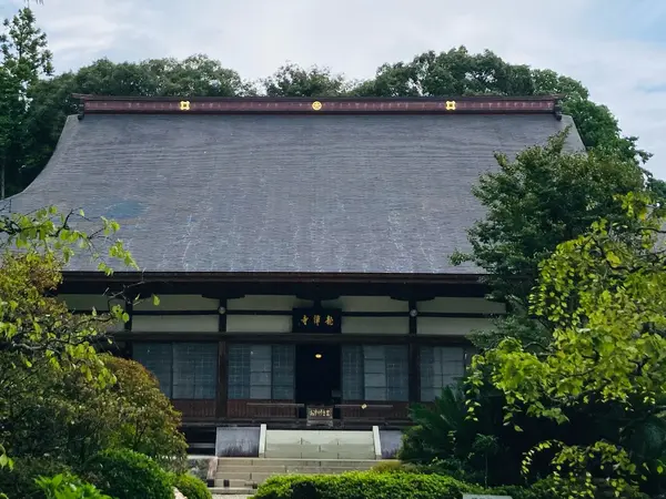 屋根に井伊家の家紋が入った本堂