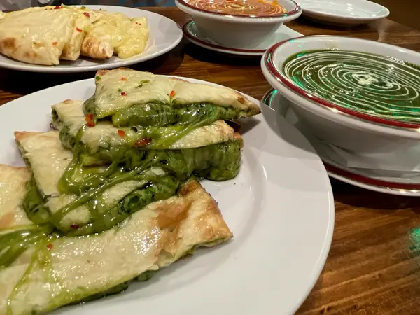 ボリューム満点!!女子2人ならナンはシェアしても良いかも……!?