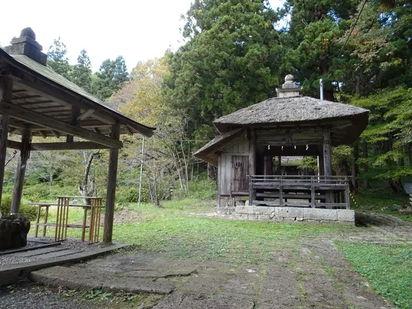 手水場と舞楽殿