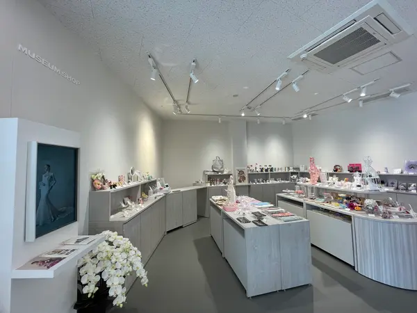 「MUSEUM SHOP」
