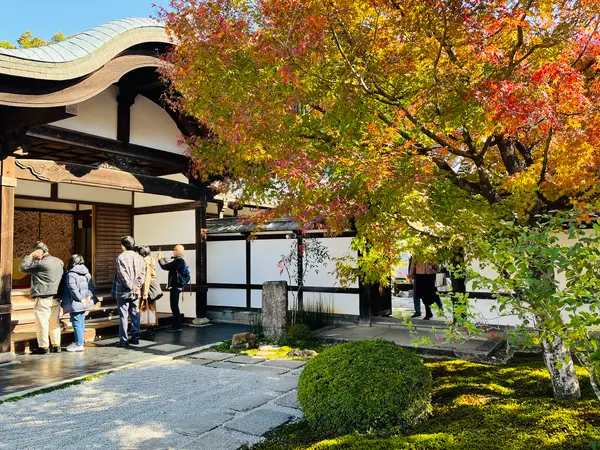 四季草花図(左)と中門(右)