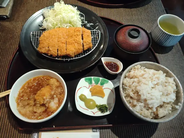 迷った挙句、トンカツ膳