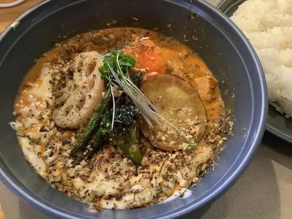 角切りポークと焦がしチーズと納豆のカレー