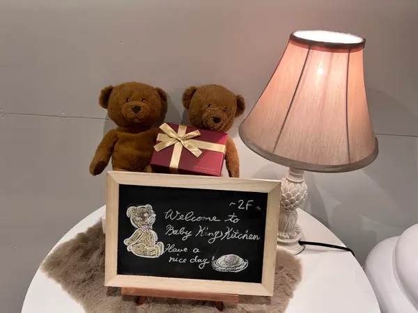 お出迎えしてくれるのは2匹のクマさん