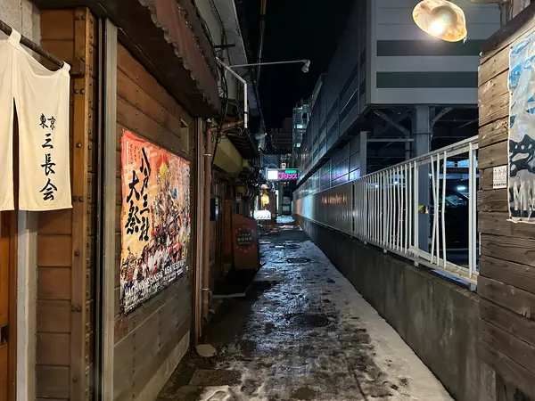裏路地にネオンの看板が見えます！