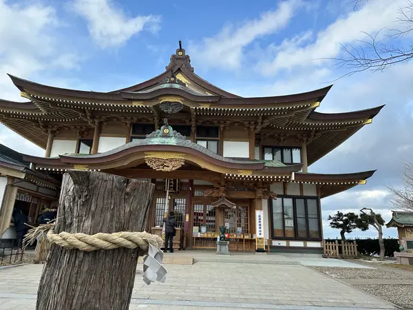 階段を登るとあります