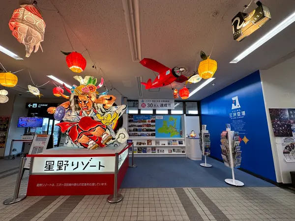 到着ロビーでは、ねぶたがお出迎え