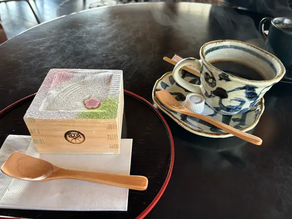 梅ケーキとコーヒー