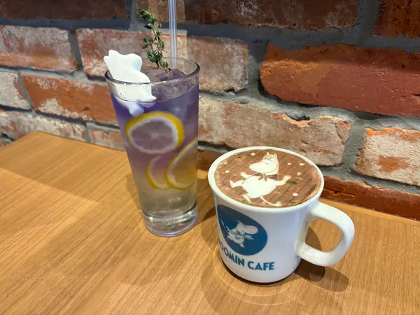 ムーミンのオーロラレモネード 680円／ART LATTE スノークのおじょうさん（ICE抹茶ラテ）980円