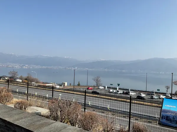 遠くに山並みが見えます。手前は諏訪湖。