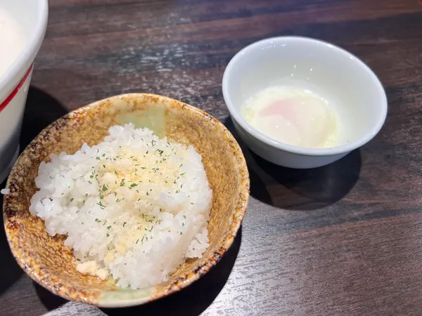 粉チーズごはんと温泉卵のセット