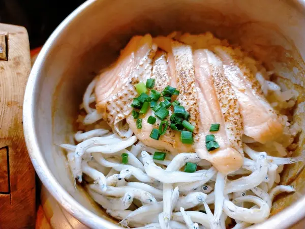 しらすと炙りサーモン丼