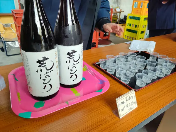 試飲会場は奥の倉庫で