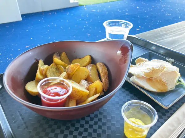 お酒にあうフードも充実