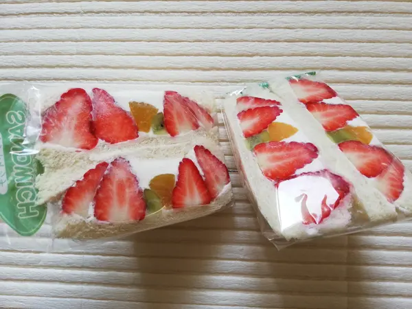 お土産にフルーツサンド