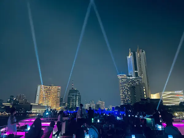 船上一番上では爆音の音楽🎵