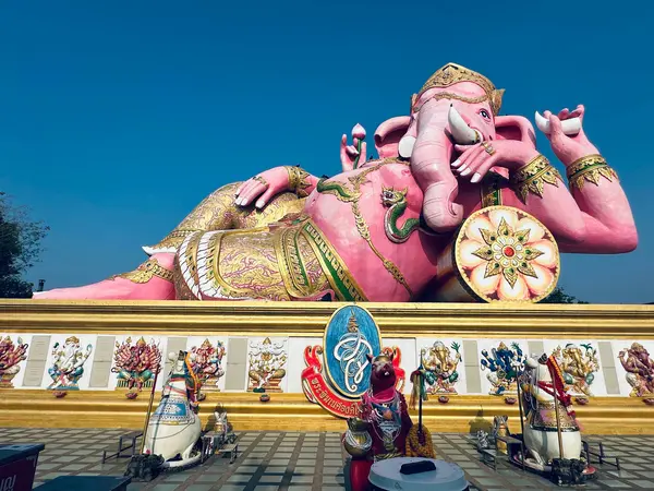 ガネーシャ像の周りのネズミ