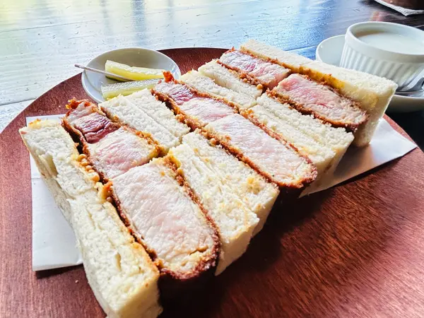 肉厚のカツサンドは絶品