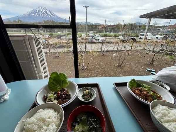 鳥もつ煮定食と桜もつ定食（馬もつ）