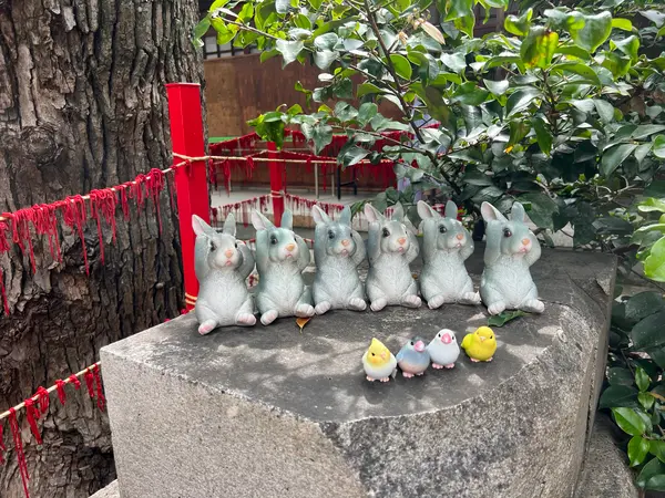 並ぶうさぎと小鳥