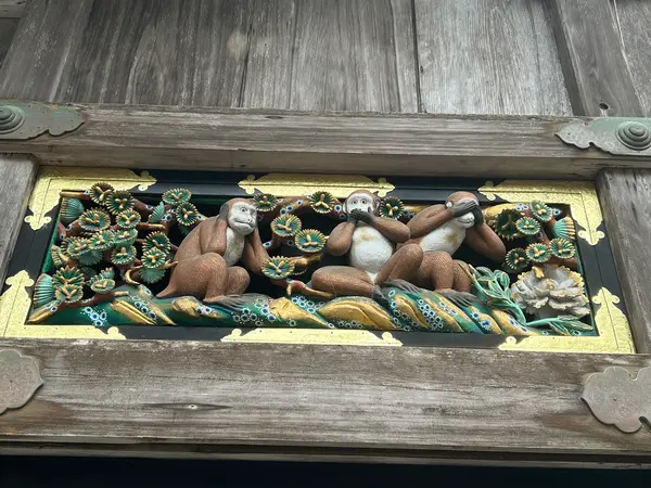 見ざる言わざる聞かざる