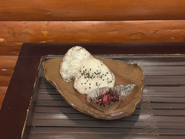 余ったご飯でおにぎりを作ってもらえました