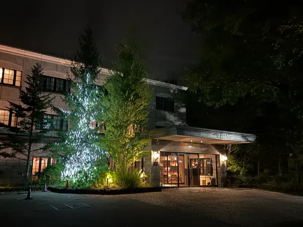 夜のエントランス