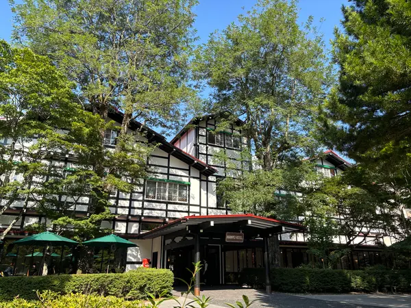 緑の日傘のあたりがカフェです