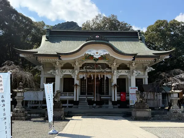 白い社殿が印象的