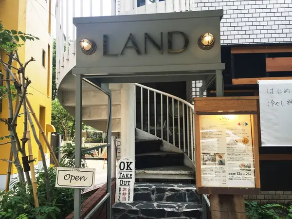 ビルの2Fにあります。