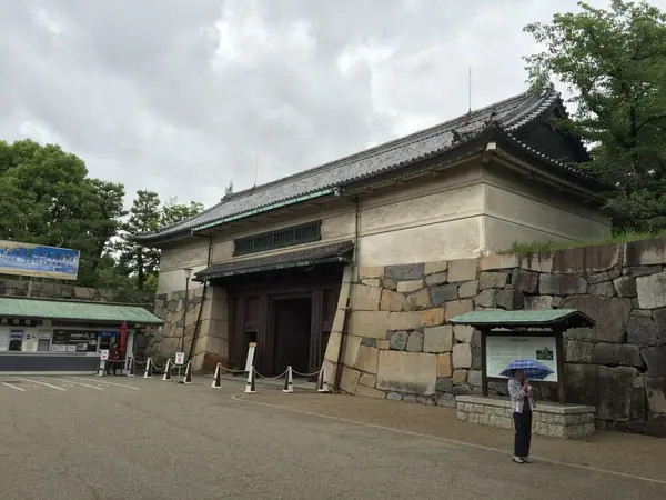 正門