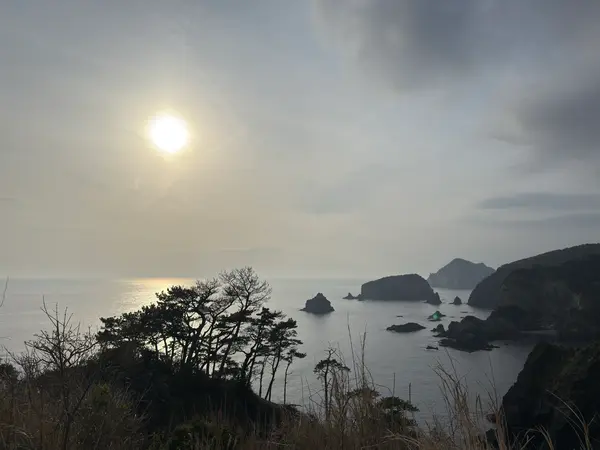 悪天候の中の夕日