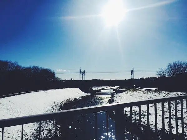 冬　雪と川