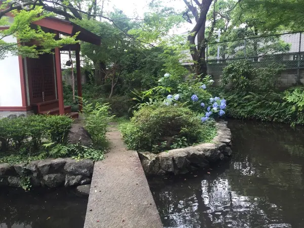 下りきった先には