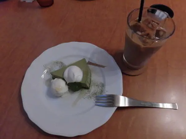 抹茶ケーキとアイス（バニラ）、カフェラテ
