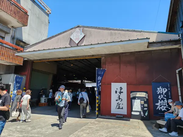今回の会場は店舗横の倉庫内