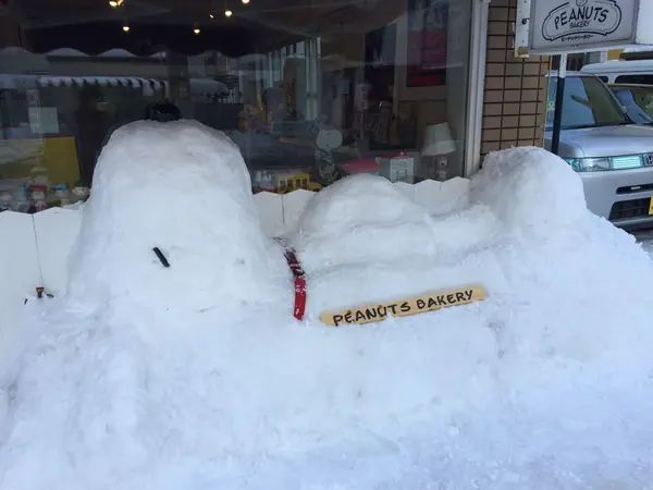 お店の前には特大スヌーピー