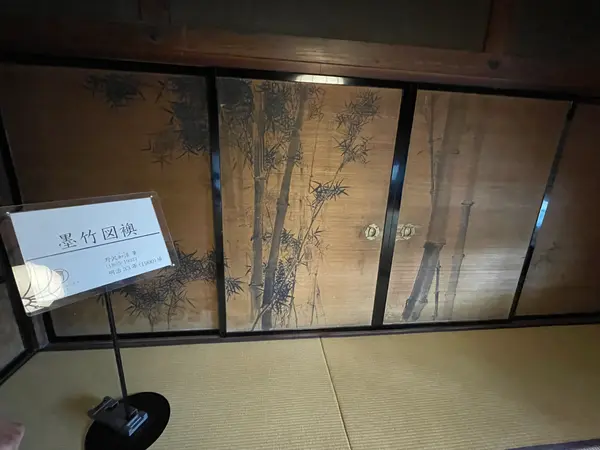 玄関近くの屏風